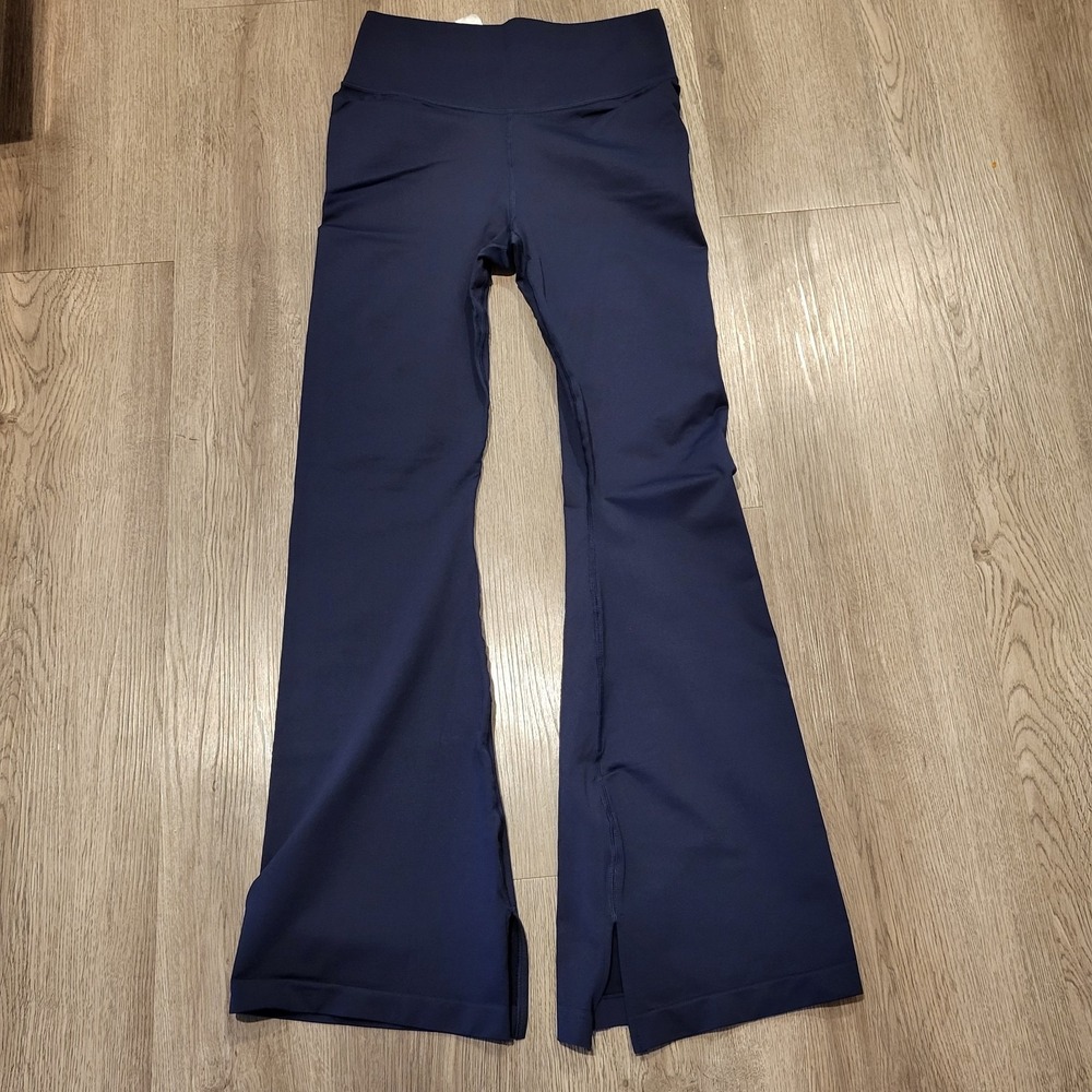 Fabletics High Waisted Flare Leggings Deep Navy -Size Medium-New w/o‎ Tag! - Picture 2 of 13